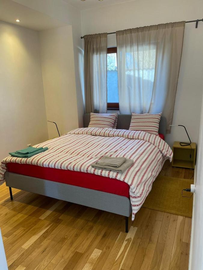 Tinamore Otopeni Buitenkant foto